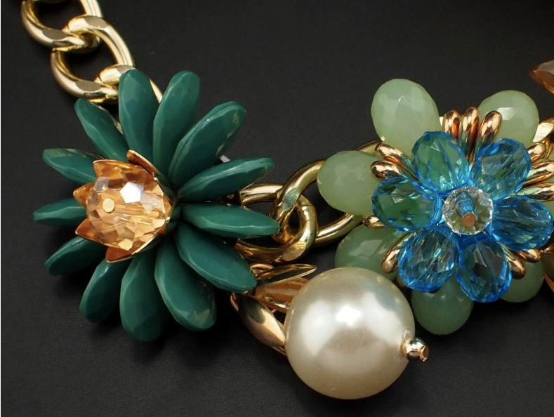 Vintage-Inspired Floral Statement Necklace – Chunky Gold Chain with Crystal Flowers & Pearl Drops