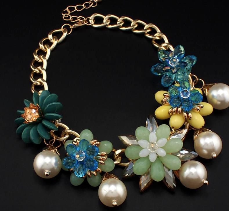 Vintage-Inspired Floral Statement Necklace – Chunky Gold Chain with Crystal Flowers & Pearl Drops